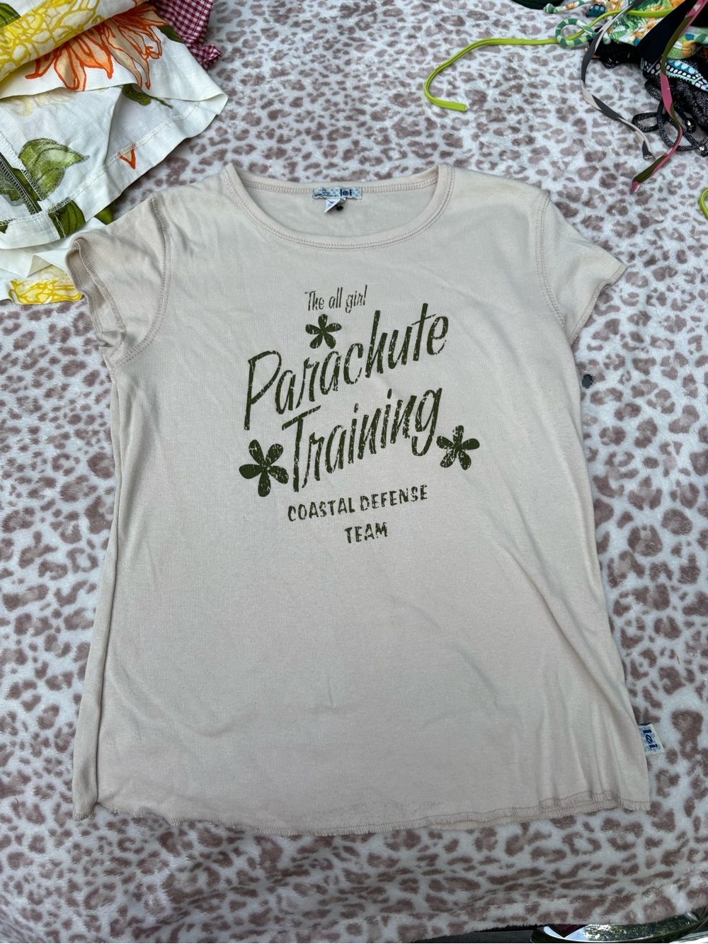 NWT Y2K Lei Parachute Training Fitted Graphic Tee Size Medium